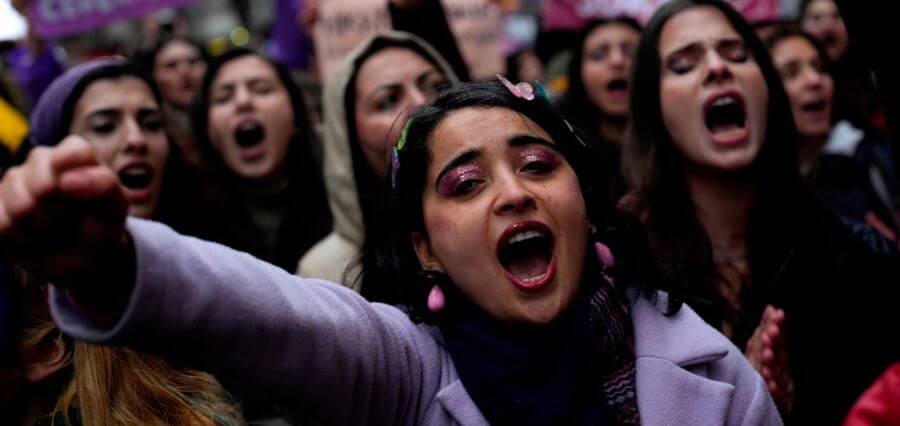 You are currently viewing Protesting for Equal Rights, Thousands of Turkish Women Come on Streets Defying Ban